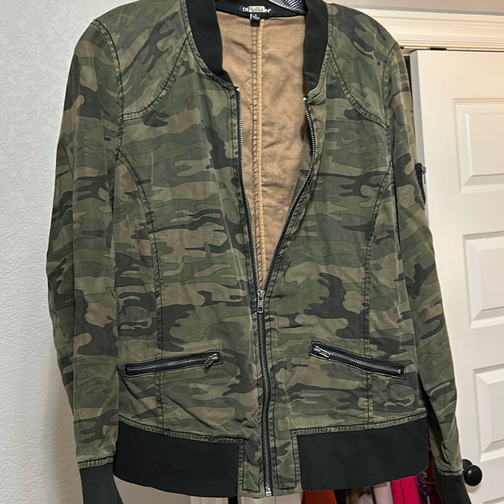 DEAR JOHN CAMO LIGHTWEIGHT JACKET!  Gently worn, Stitch Fix Purchase! Size LG